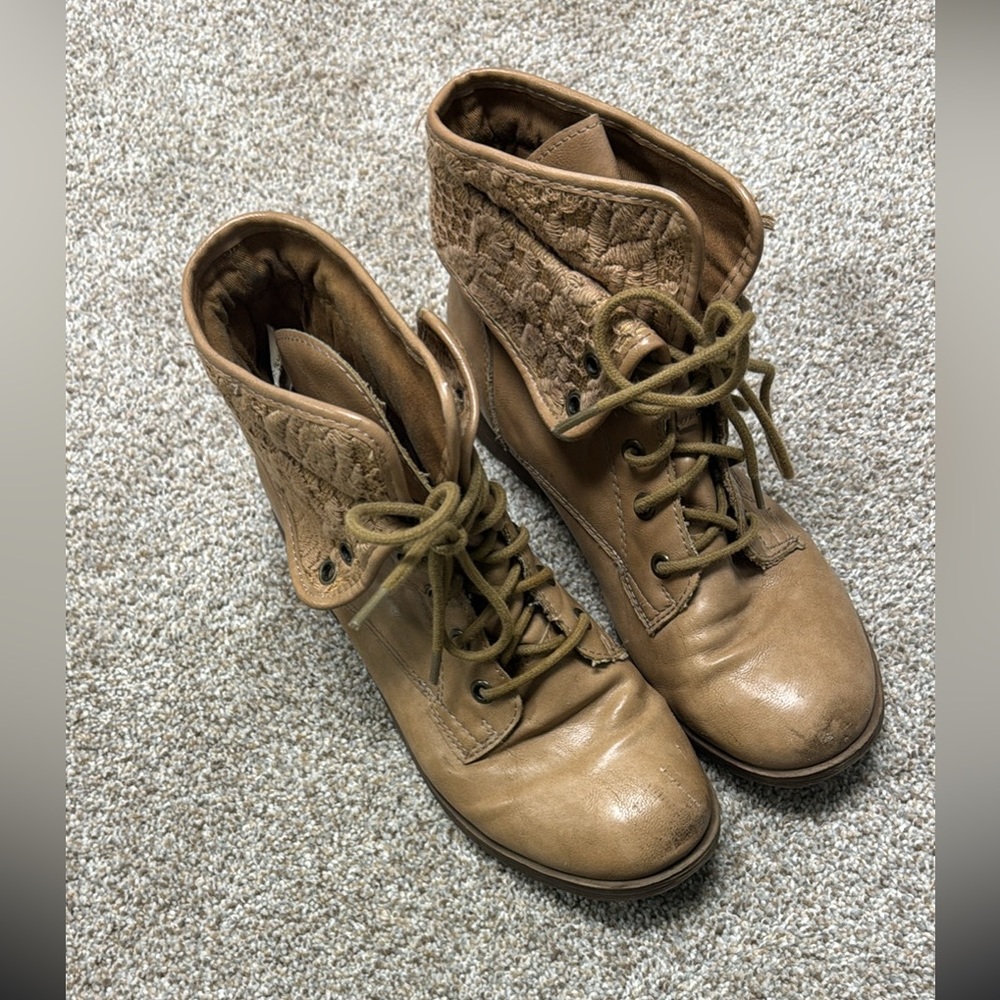 Rock candy beige boots good worn condition